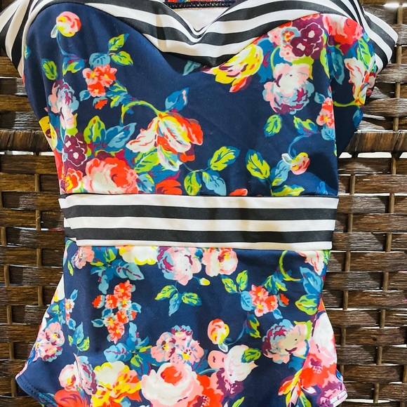 Vintage Inspired One Piece Swimsuit - Picture 3 of 4